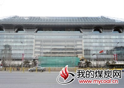 ▲国家开发银行总行办公室门前搭建着脚手架，牌楼已被拆除完毕。京华时报记者 陶冉摄