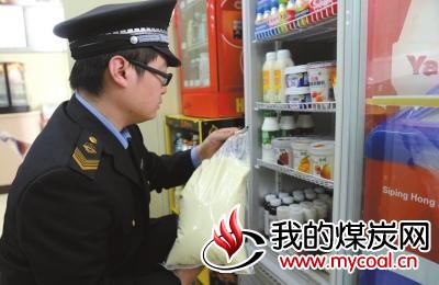 执法人员在该店发现过期豆浆。京华时报记者谭青摄